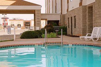 Chisholm Suite Hotel Duncan Exterior photo