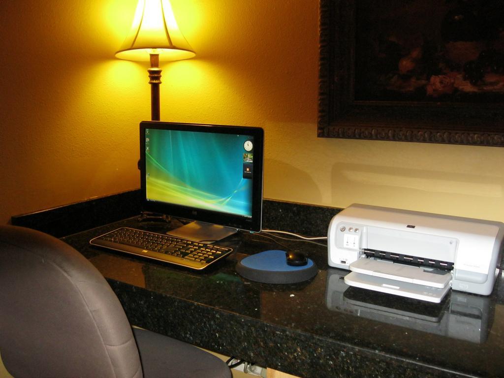 Chisholm Suite Hotel Duncan Room photo